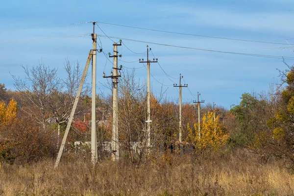 Kraftledningar Landsbygden Stavar Och Ledningar Ukraina Hösten Solig Dag Stockfoto
