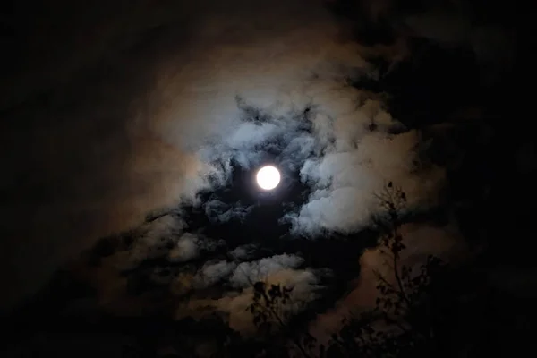 Lua Cheia Brilhante Cercada Por Nuvens Coloridas Halo Torno Lua — Fotografia de Stock