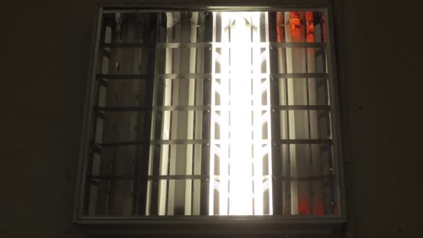 Флуоресцентная Лампа Мигает Потолке Стене Темной Комнаты Освещение Включается Выключается — стоковое видео