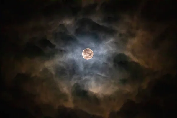 Gece Gökyüzünde Dolunay Etrafı Renkli Bulutlarla Çevrili Telefoto Lensleriyle Çekilmiş — Stok fotoğraf