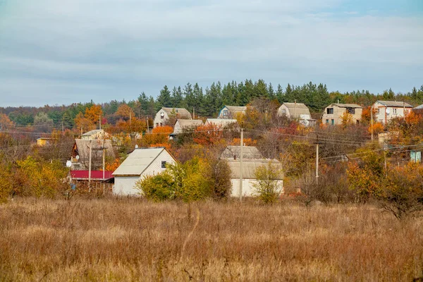 Landhäuser Einem Sonnigen Herbsttag Der Ukraine Wald Horizont Stromleitungen Mit — Stockfoto