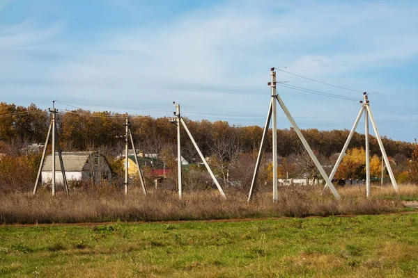 Betonowe Słupy Linie Energetyczne Infrastruktura Sieci Elektrycznych Wsi Jesienny Dzień — Zdjęcie stockowe
