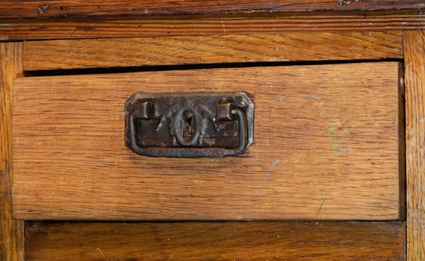 木製の古いテーブルの引き出しやドレッシングテーブルのクローズアップ ヴィンテージキーホール — ストック写真