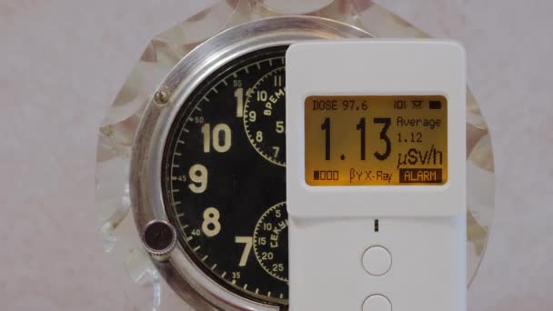 Старые Часы Излучают Опасный Уровень Ионизирующей Радиации Измерительный Прибор Радиометрический — стоковое видео
