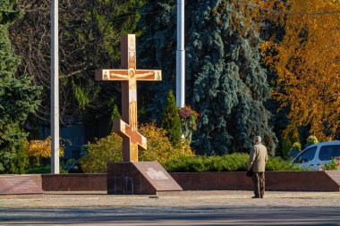 Hristiyan haçı. Eski tapınağın bulunduğu yerde İsa 'nın resmi var. Kremenchuk Şehri, Ukrayna - 1 Kasım 2022