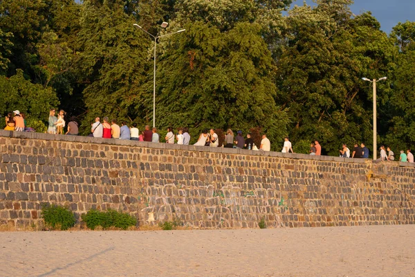 Ciudad Kremenchuk Ucrania Julio 2022 Gente Sienta Terraplén Día Soleado — Foto de Stock