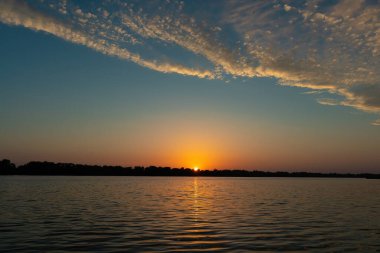 Ukrayna 'daki Dinyeper nehrinin üzerinde gökyüzü renkleri ile güzel bir gün batımı.