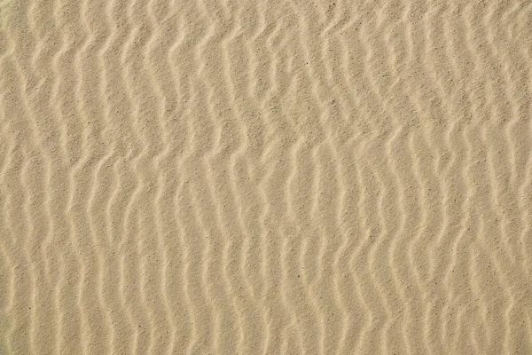 砂の表面に波を閉じると 上のビュー 砂漠やビーチでの晴れた日 — ストック写真