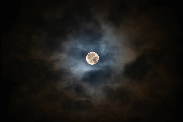 Full Moon Omges Färgade Moln Natthimlen Skjuten Genom Ett Teleobjektiv — Stockfoto