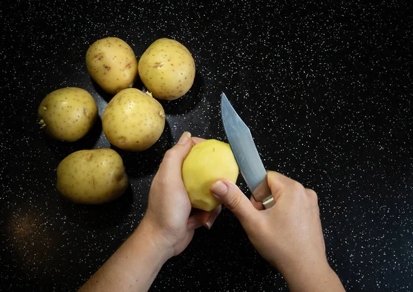 土豆的清洁 女人的手用刀把蔬菜洗干净 — 图库照片