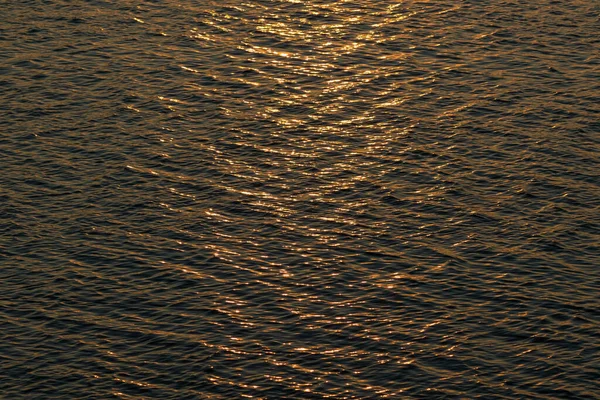 Κύματα Στην Επιφάνεια Του Νερού Κατά Ηλιοβασίλεμα Πάνω Όψη — Φωτογραφία Αρχείου