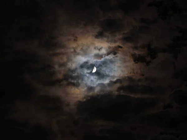 밤하늘에 구름으로 둘러싸여 광선이 스펙트럼 굴절되고 굴절되기 때문에 생기는 — 스톡 사진
