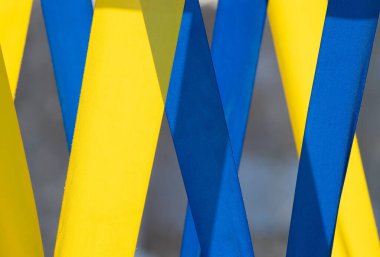 Sarı ve mavi dikey kurdeleler Güneş tarafından aydınlatılır.