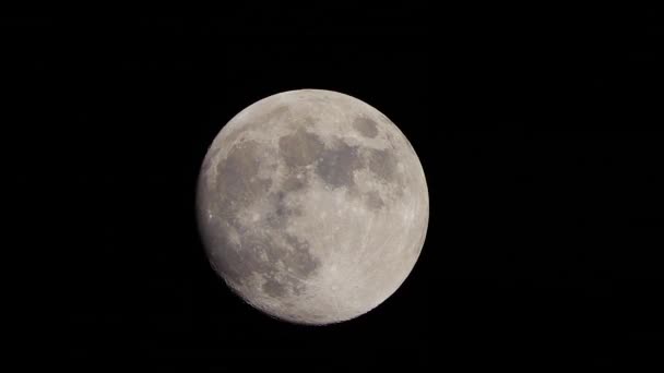 Pełnia Księżyca Porusza Się Nocą Niebie Strzał Przez Teleobiektyw — Wideo stockowe