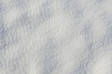 Doğal karın yüzeyi güneş tarafından aydınlatılır. Üst görünümü kapat