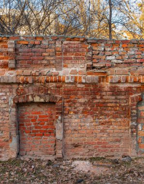 Harap olmuş bir binanın kırmızı tuğla duvarı, eski bir ev.