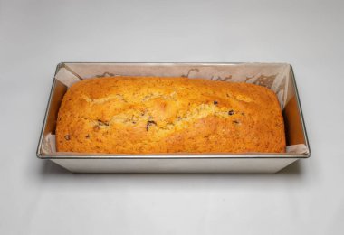 Fırından çıkan kekler demir kalıpta. Tatlı hamur işleri yakın plan