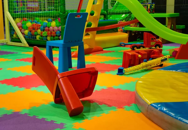 Sedia Rotta Nel Centro Giochi Bambini Moderno Parco Giochi Coperto — Foto Stock