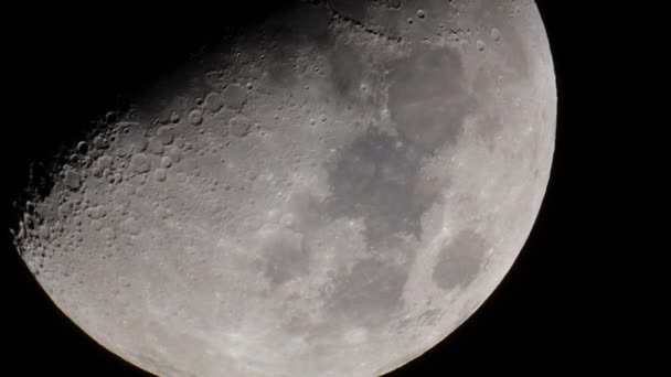 Луна Через Телескоп Кратерами Горами Лунной Кобылой Морями Настоящая Поверхность — стоковое видео