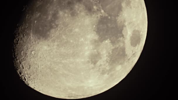 Moon Närbild Genom Ett Teleskop Måndagar Efter Nymåne Real Yta — Stockvideo