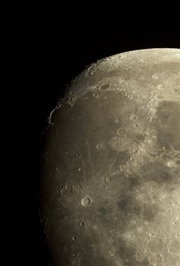 Ay - astronomik bir teleskopla yüksek büyültülmüş bir görüntü. Ay yüzeyinin detaylarından gerçek fotoğraf - kraterler, dağlar, taşlaşmış lav denizleri (Ay kısrağı))