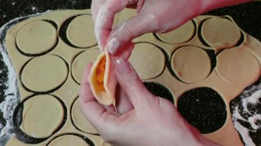 Kadınların elleri hamurdan ve haşlanmış lahanadan yemek yapar. Pierogi (vareniki), mayasız hamuru lezzetli ya da tatlı bir dolgunun etrafına sararak ve kaynar suda pişirerek yapılır. Geleneksel Ukrayna Pierojileri