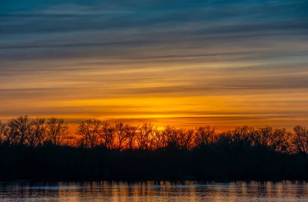 森林や水の上の日没の空の色のグラデーション 自然の美しい夕景 — ストック写真