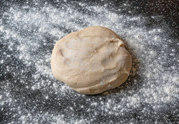 Siyah bir masada hamur ve un - pişirme hazırlığı