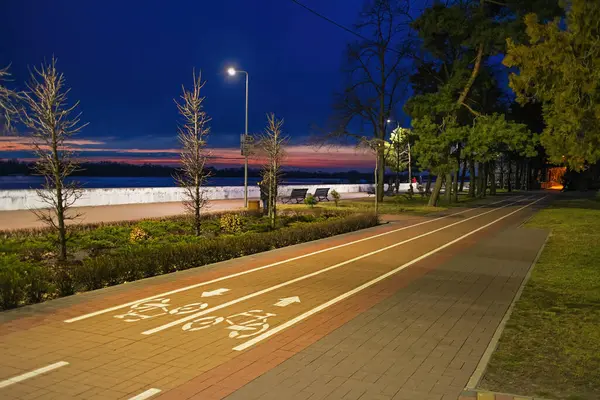 夜遅くに堤防上の公園内の自転車道と路地 クレメンチュク市 ウクライナ 歩道の白い線 — ストック写真