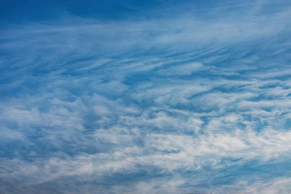 青空に雲 自然の背景 気流は雲の形を変える 地球の大気は地球の空気の殻です — ストック写真