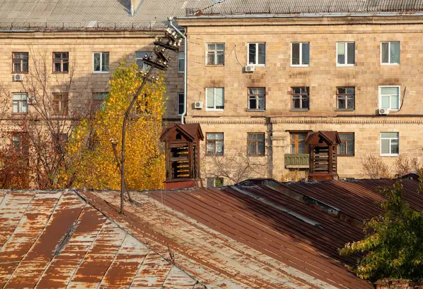 Ferro Telhado Enferrujado Uma Casa Velha Cidade Dia Ensolarado — Fotografia de Stock