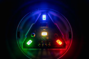 Renkli LED 'li elektronik devre kartı, modern elektronik.