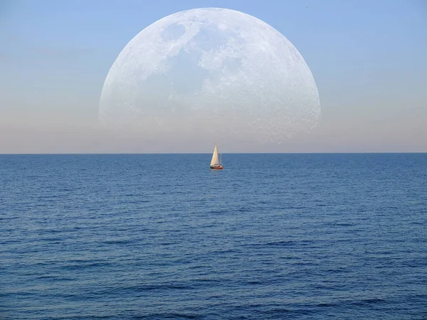 Великий Місяць Небі Над Морем Маленький Вітрильник Вітрильник Фото Колаж — стокове фото