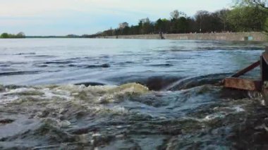 İlkbahar seli sırasında ya da şiddetli yağmurlardan sonra nehirde güçlü bir su akışı. Dinyeper nehri, Ukrayna 'nın Kremenchuk şehri.