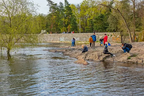 Kremenchuk şehri, Ukrayna - 17 Nisan 2023: Bahar seli ve Dinyeper (Dnipro) nehri kıyısı