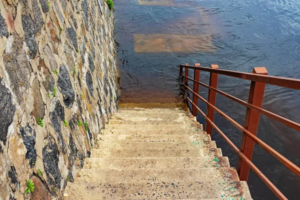 콘크리트로 만들어 계단을 난간으로 연결하면 이어집니다 수위가 침수되었다 — 스톡 사진