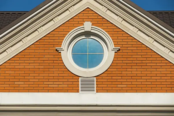 Kulaté Okno Červené Cihlové Zdi Fasádě Moderního Domu Architektonické Detaily — Stock fotografie