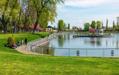 Kremenchuk şehri, Ukrayna - 1 Mayıs 2022: Demir köprü ve peyzaj alanında şehir bahçesinde resim gölü