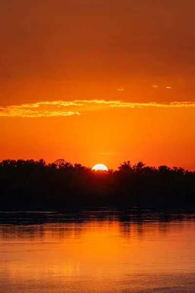 Золотой Закат Солнце Облаками Над Лесом Рекой Озером — стоковое фото