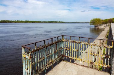 Kremenchuk şehrindeki Dinyeper Nehri 'nin (Dnipro) eski toprak korkulukları