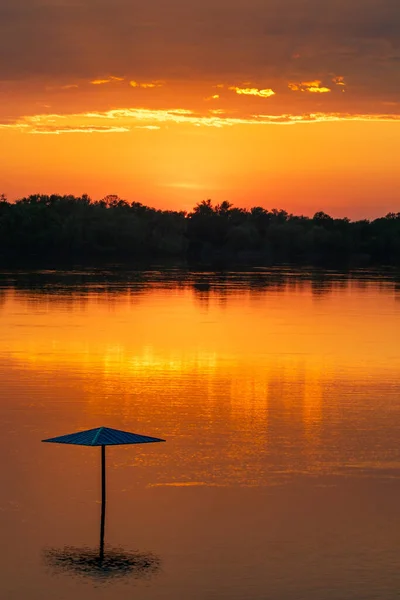Pomarańczowy Zachód Słońca Nad Rzeką Lub Jeziorem Drzewami Horyzoncie Chmurami — Zdjęcie stockowe