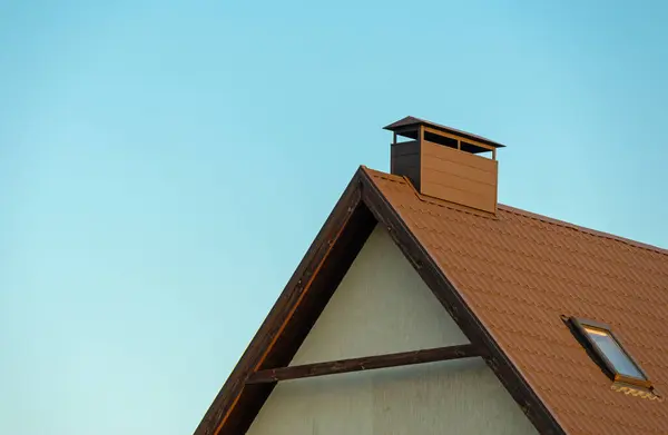 Ostrá Střecha Domu Oknem Jasně Modrou Oblohou — Stock fotografie