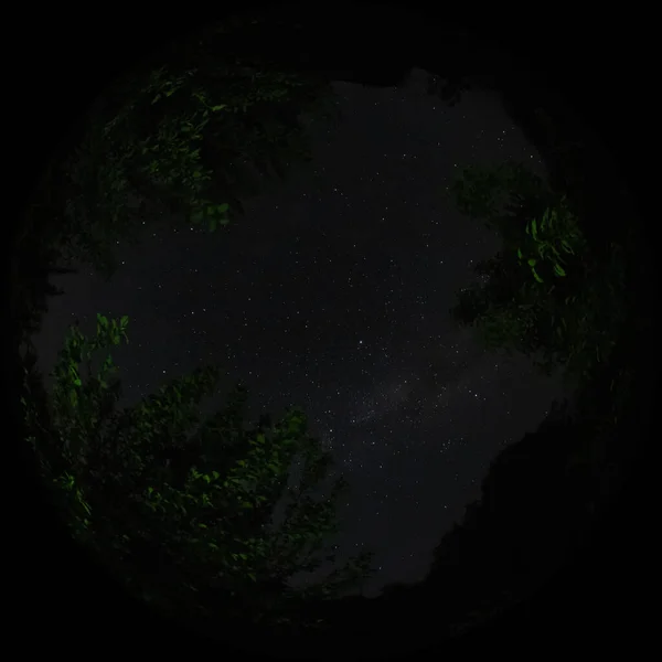 Der Nächtliche Sternenhimmel Und Die Milchstraße Wurden Durch Ein Fischaugenobjektiv — Stockfoto