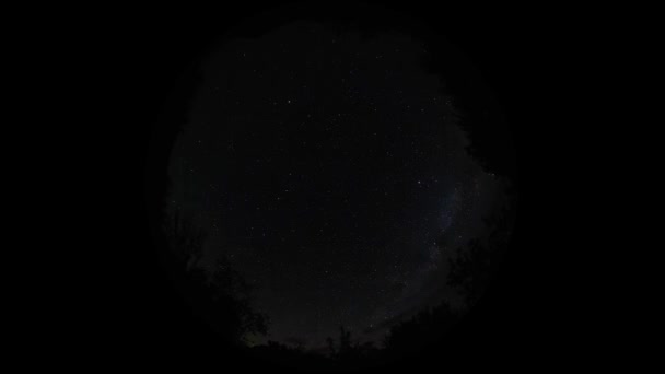 Gwiaździste Nocne Niebo Zrobione Okrągłym Szerokokątnym Obiektywem Rybiego Oka Gwiazdy — Wideo stockowe