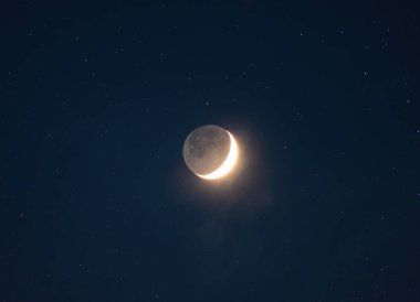 Gece gökyüzünde Hilal Ay ve yıldızlar (kolaj), telefoto merceğiyle çekilen fotoğraf