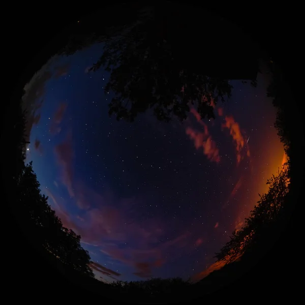 Cielo Stellato Notturno Con Nuvole Foto Attraverso Obiettivo Fisheye Grandangolare — Foto Stock