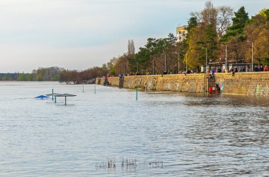 Kremenchuk şehri, Ukrayna - 17 Nisan 2023: Dinyeper Nehri 'nde (Dnipro) sel baskını