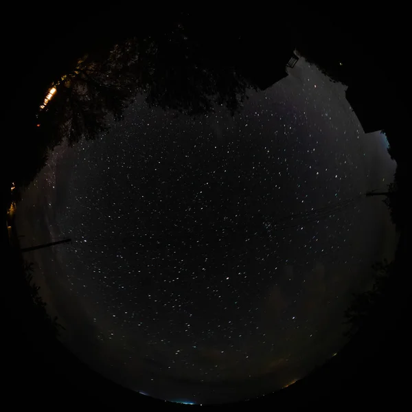 夜空中的星空图片通过广角鱼眼镜头 圆形饱满的格式 北半球的春天 — 图库照片
