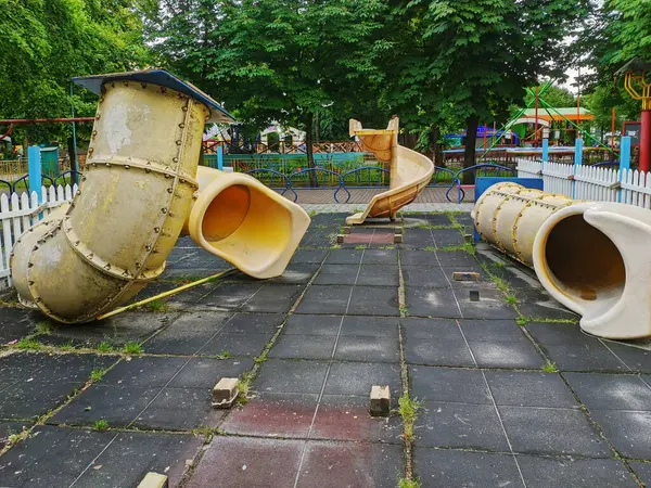 여름날 놀이공원에서 슬라이드와 놀이터가 부서지다 — 스톡 사진