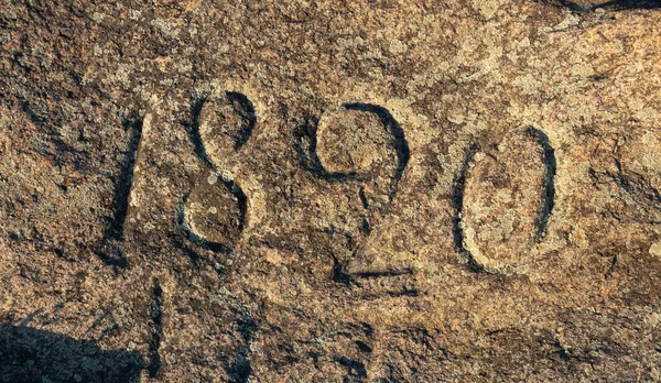 Επιγραφή Του Έτους 1820 Ανάγλυφη Στην Επιφάνεια Ενός Γρανίτη Πέτρα — Φωτογραφία Αρχείου